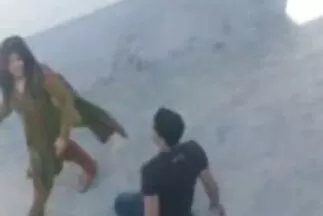 वह एक परिपक्व महिला की चूत चाटता है और उसे अपने लंड पर रखता सेक्सी फिल्म फुल सेक्सी है ।